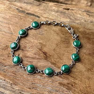 Akhzari - Armband met 9 groene malachiet steentjes