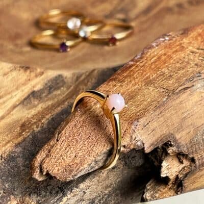 Geboortesteen ring oktober met roze opaal - goudkleurig (1)