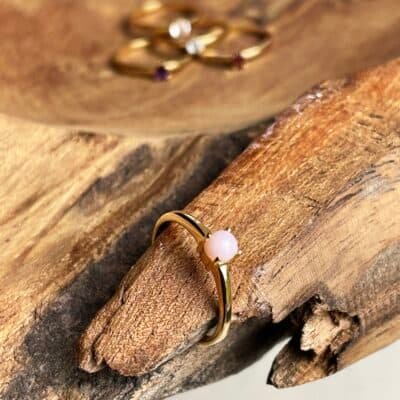 Geboortesteen ring oktober met roze opaal - goudkleurig (2)