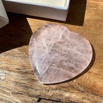 Rozenkwarts hart in eco-friendly geschenkverpakking (2) - geboortesteen oktober